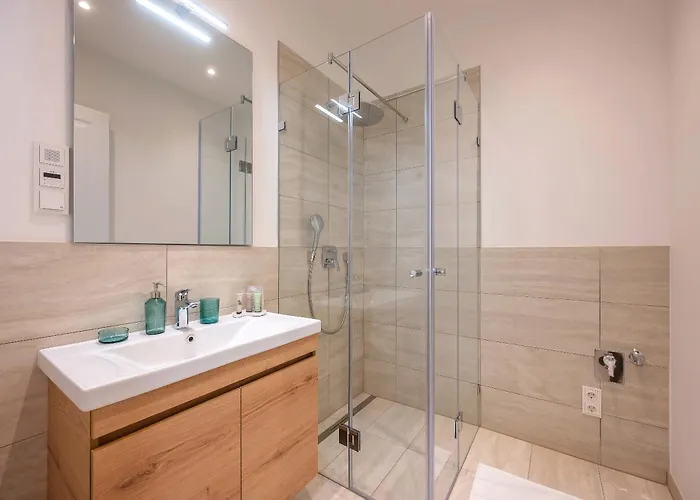 1 Bdr - Luxe, Right Near Vienna's Old