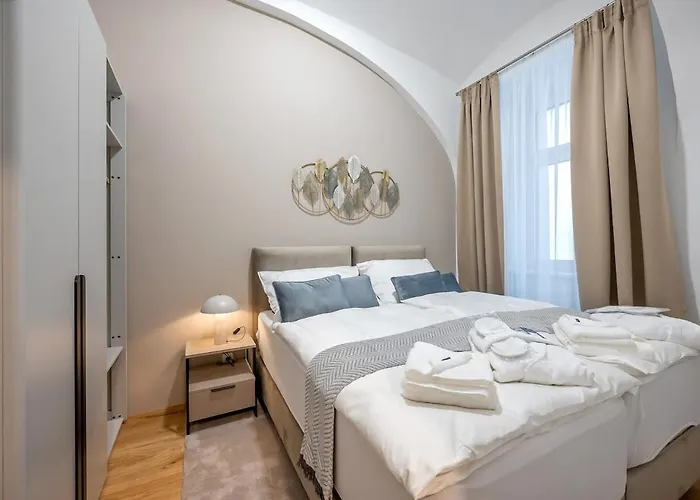 1 Bdr - Luxe, Right Near Vienna's Old *